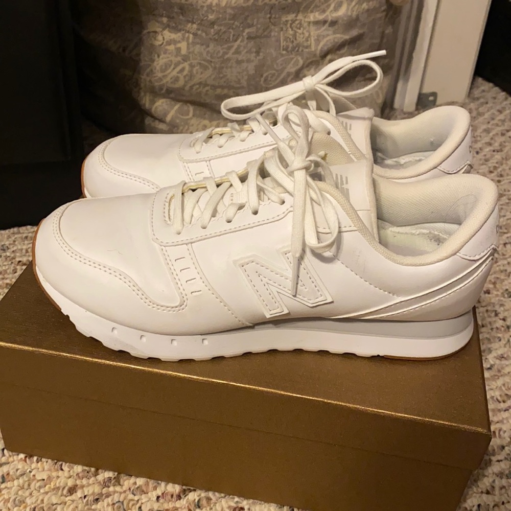 New balance white tennis shoes